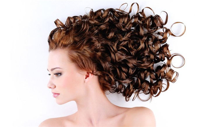 How to curl a wig
