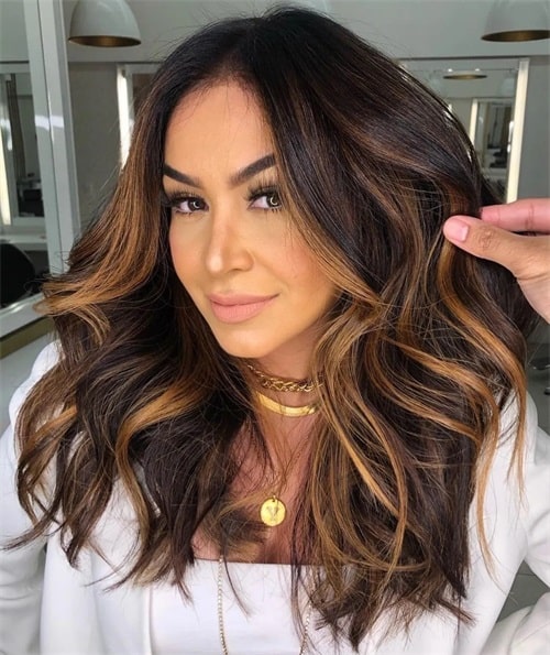 Balayage produces a soft and natural light gradient along the hair, usually slightly darker near the scalp and lighter at the ends.