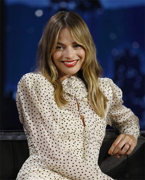 Even if your bangs start to grow out, they'll still look great. It makes you look younger. Bottleneck bangs are a trend and can even become a topic