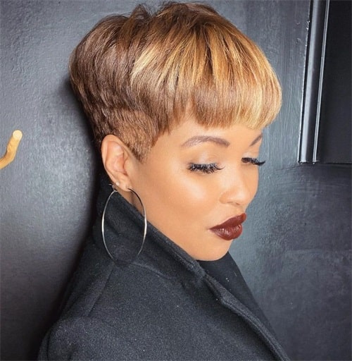 Since dark blonde is usually closer to your natural color than bright light blonde, the roots will be less visible and the spacing between cuts will be greater.