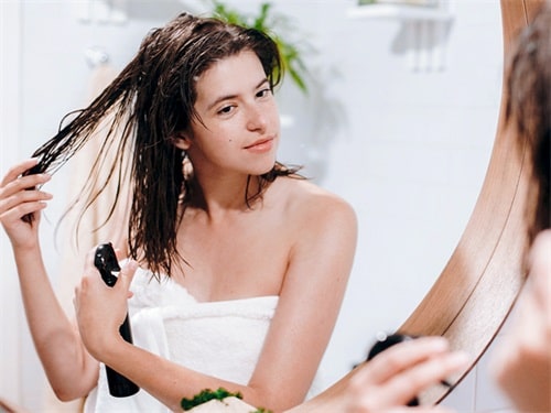 Once a week, treat your perm with a hydrating and nourishing hair treatment.