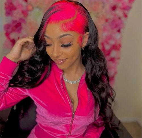 Pink skunk stripe hair with y2k hairstyle