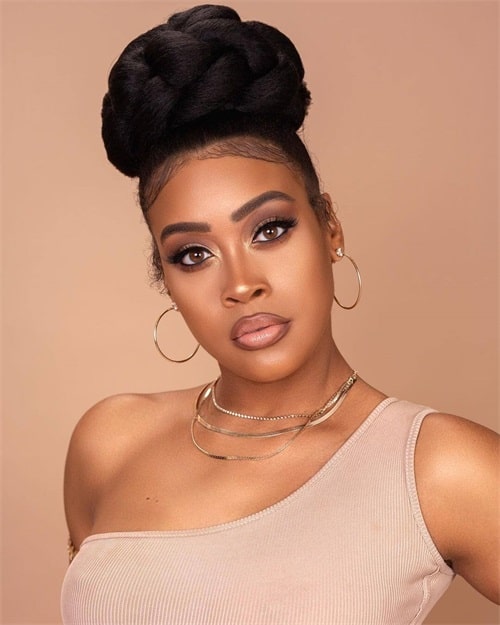 Ponytail bun with loose ends