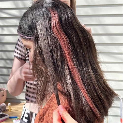 How to use hair chalk?