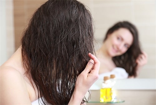 castor oil can slow down the greying