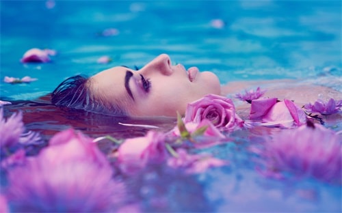 Benefits of using rose water for hair